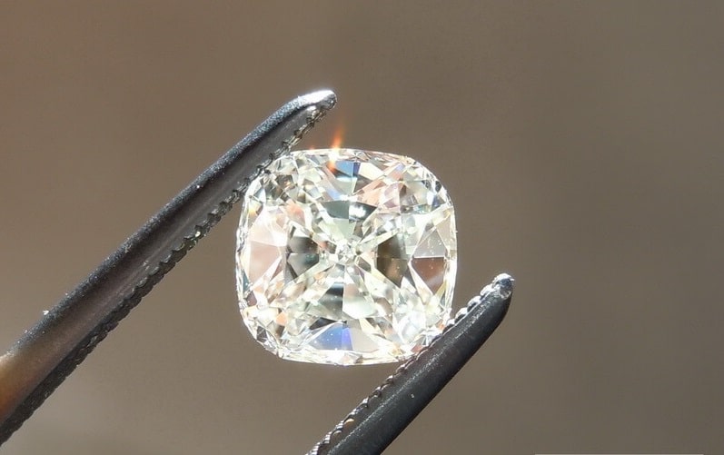 coloreless cushion cut diamond 