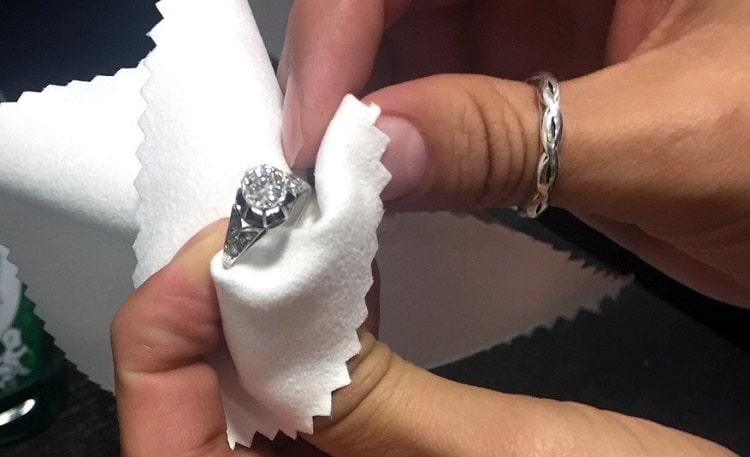hand cleaning diamond ring