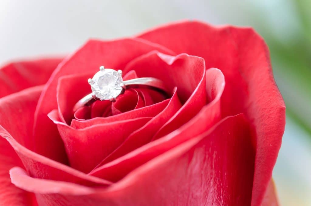 Moissanite vs Cubic Zirconia: Which Simulant to Choose?