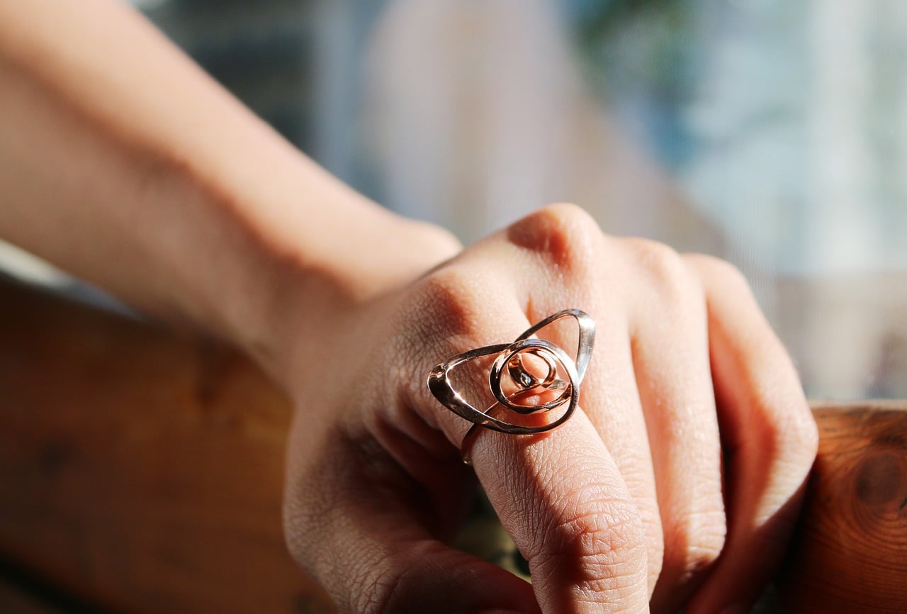beautiful Knot ring design on the finger